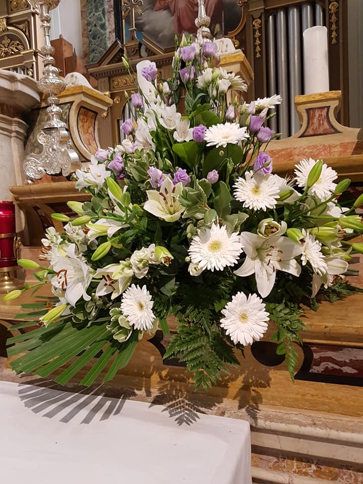 01 Allestimento Matrimonio Composizione Altare Gerbere Bianche Lilium Lisianthus Viola e Bianchi Fioreria Bruseghini Besenello Trento
